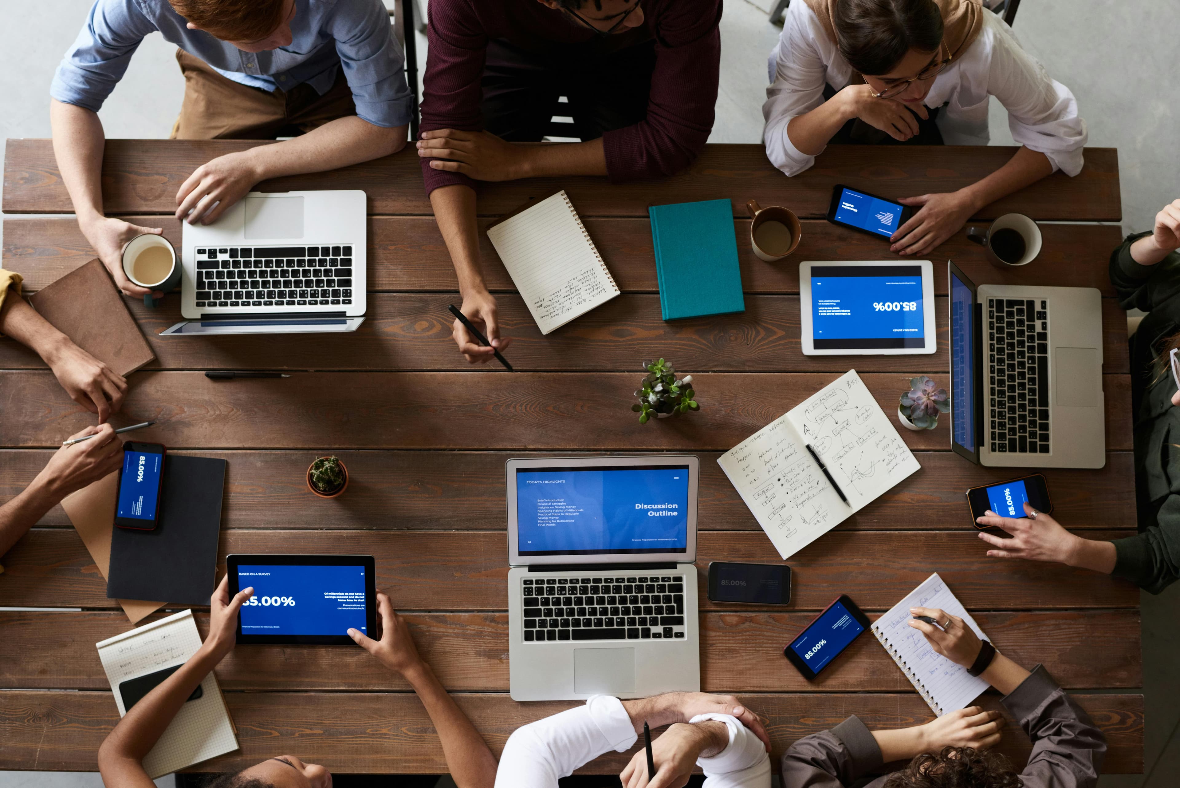 Equipo colaborando en el desarrollo de una solución digital